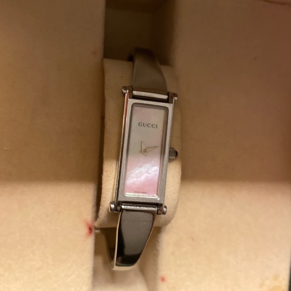 Authentic Gucci pink pearly silver watch - Picture 3 of 4